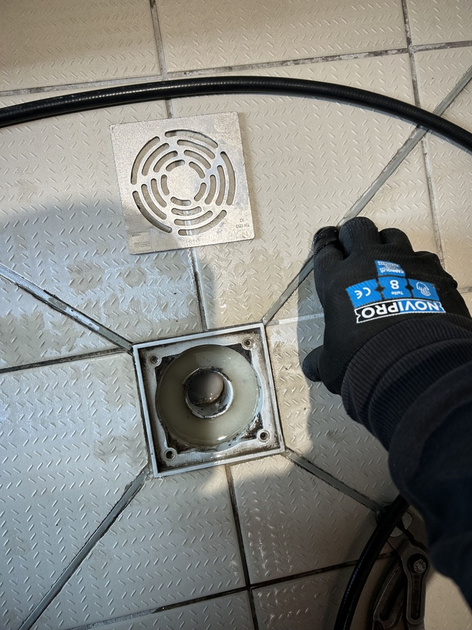 Débouchage d'un siphon de sol de douche à Bourg-la-Reine