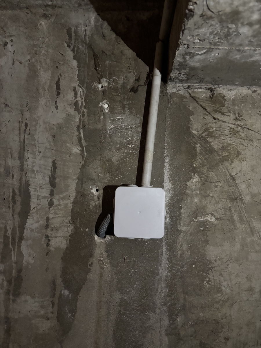 Pose d'un coffret électrique en limite de propriété — photo 2