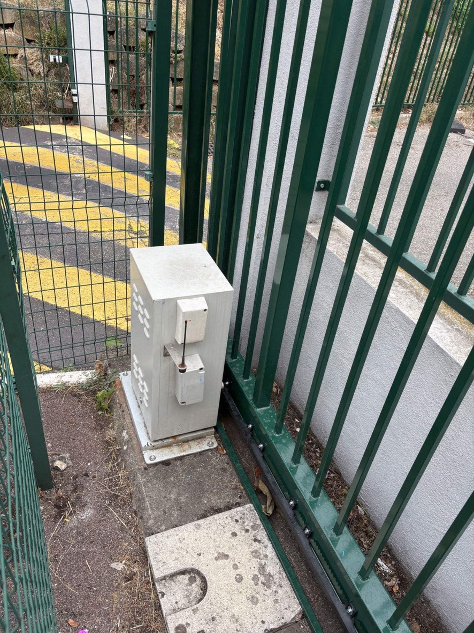 Pose d'un coffret électrique en limite de propriété à Lyon