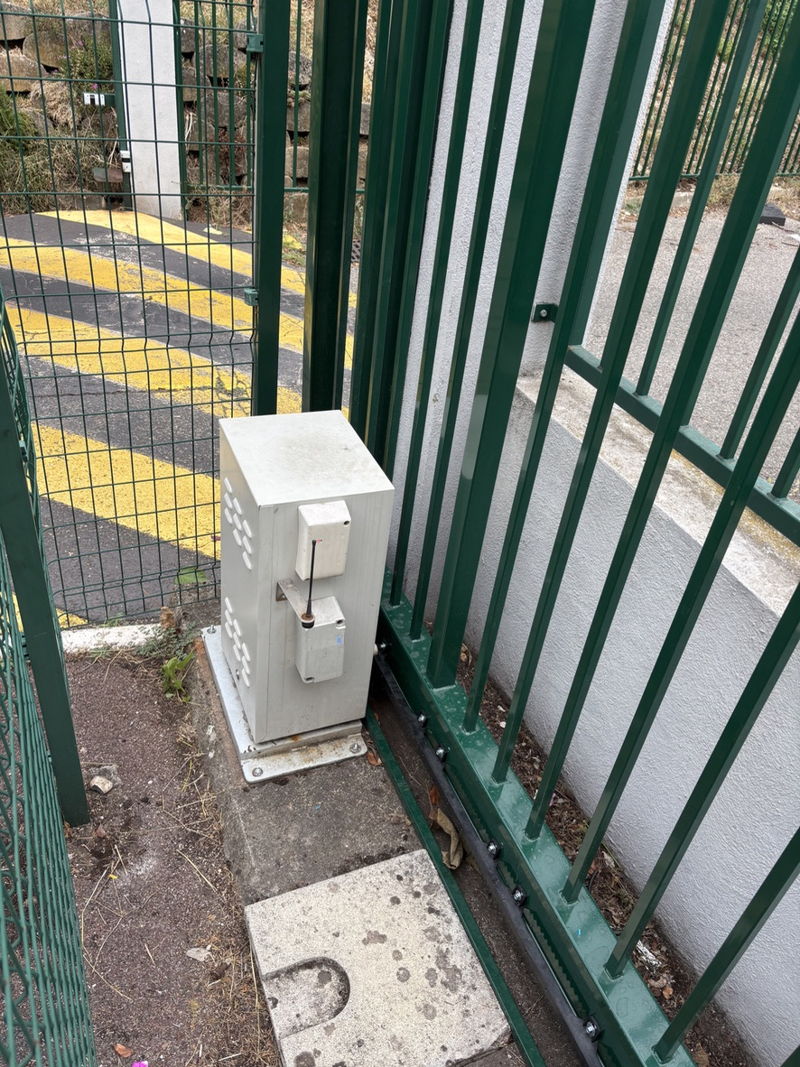 Pose d'un coffret électrique en limite de propriété à Lyon
