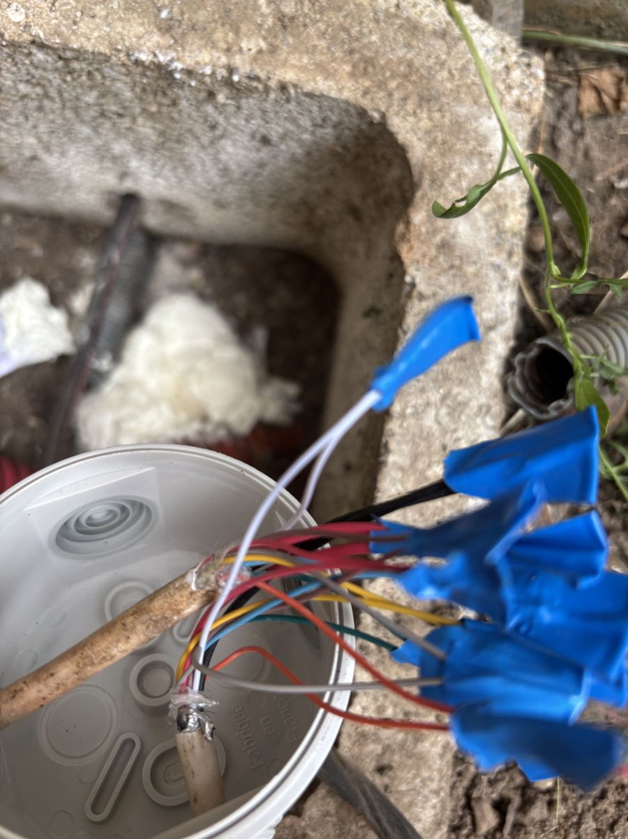 Pose d'un coffret électrique en limite de propriété — photo 3
