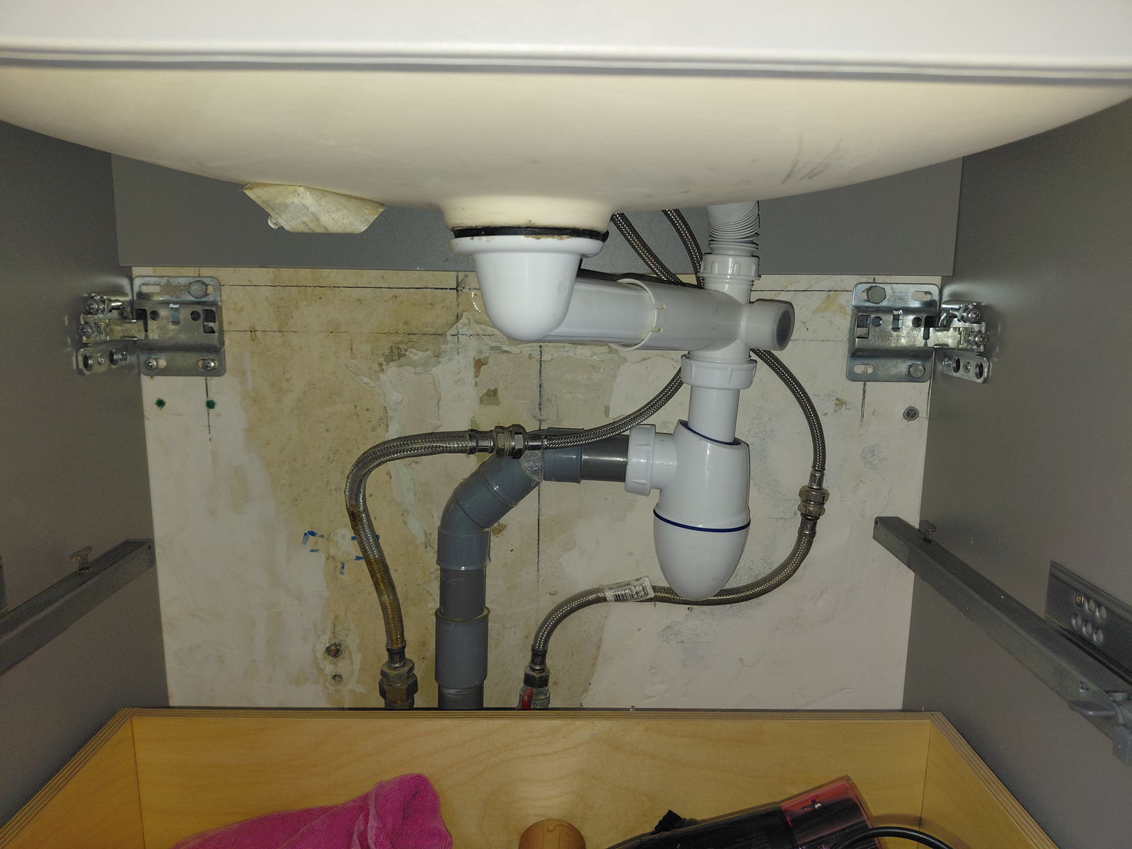 Remplacement du siphon et des flexibles sous un lavabo à Levallois-Perret