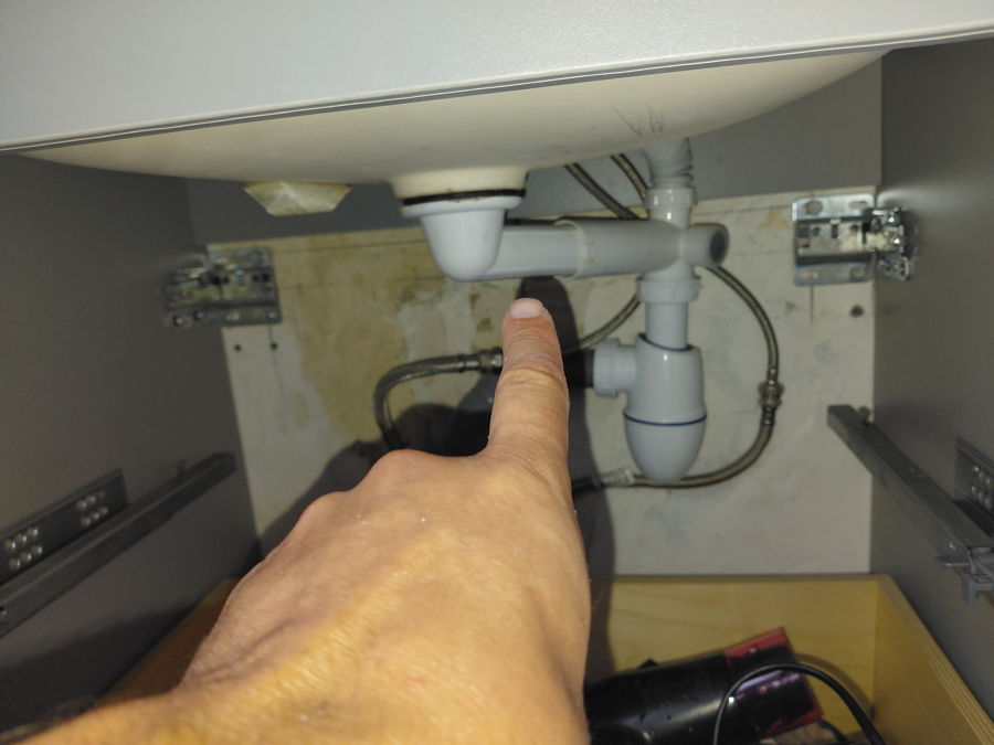 Remplacement du siphon et des flexibles sous un lavabo — photo 2