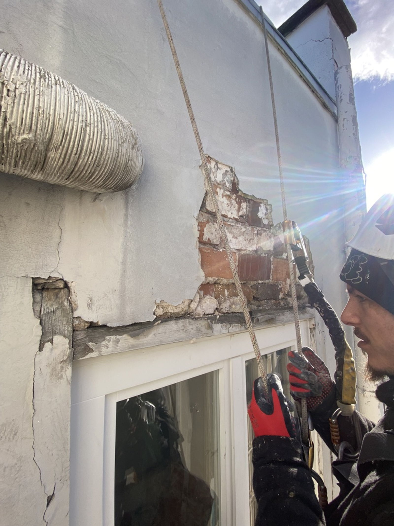 Reprise d'une façade en briques sur corde à Paris