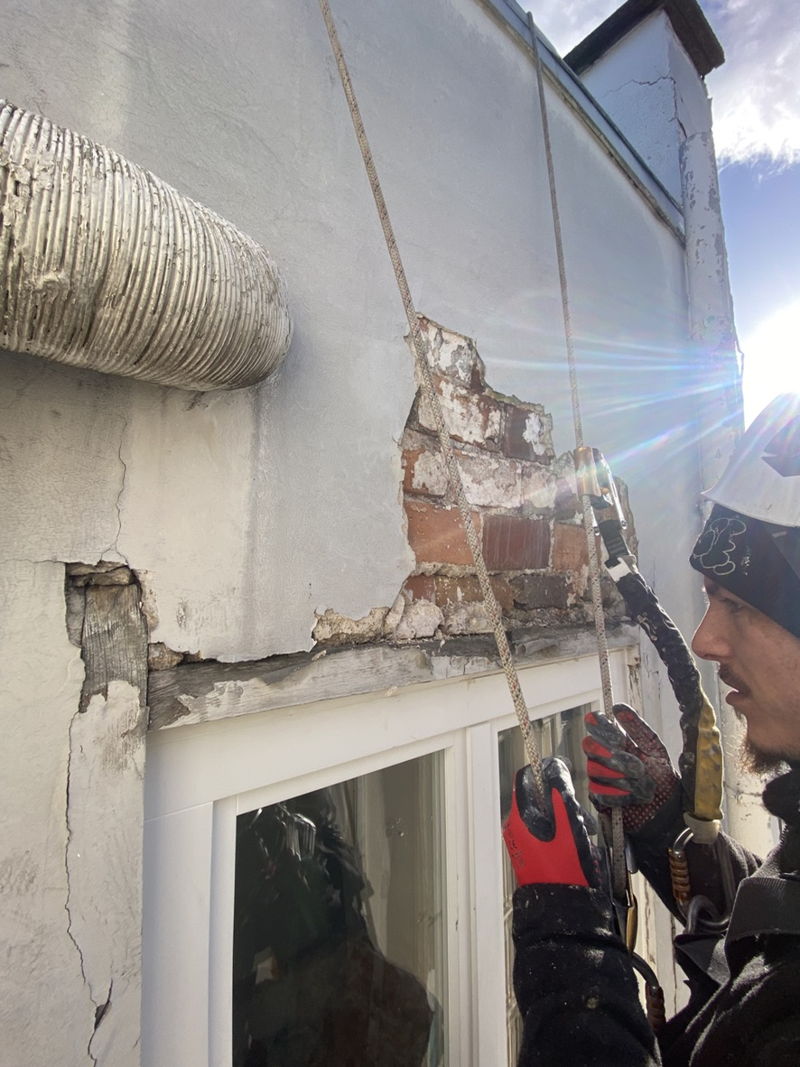 Reprise d'une façade en briques sur corde à Paris