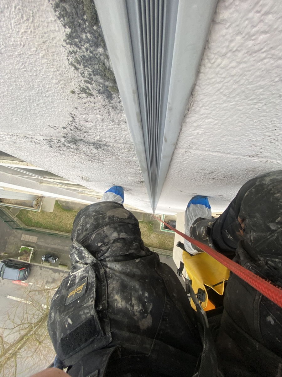 Arrivé sur le site, nous avons mis  un système de corde nous permettant de nous — photo 23