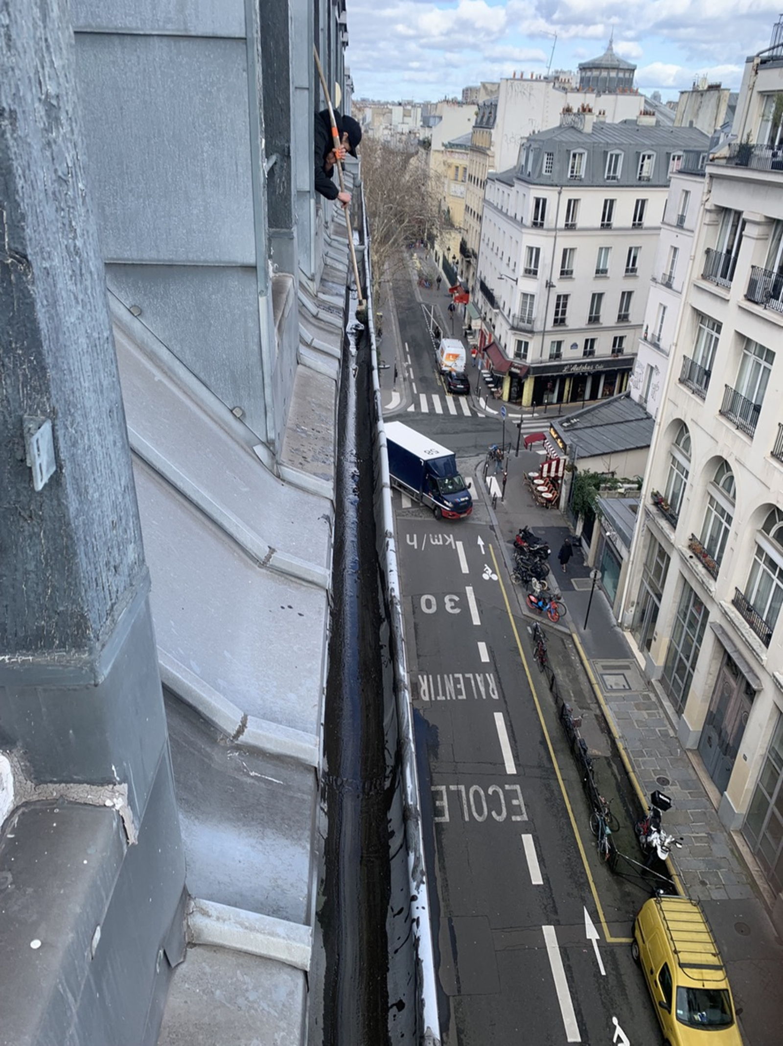 Nettoyage de cheneau anglais, côté rue Amelot à paris