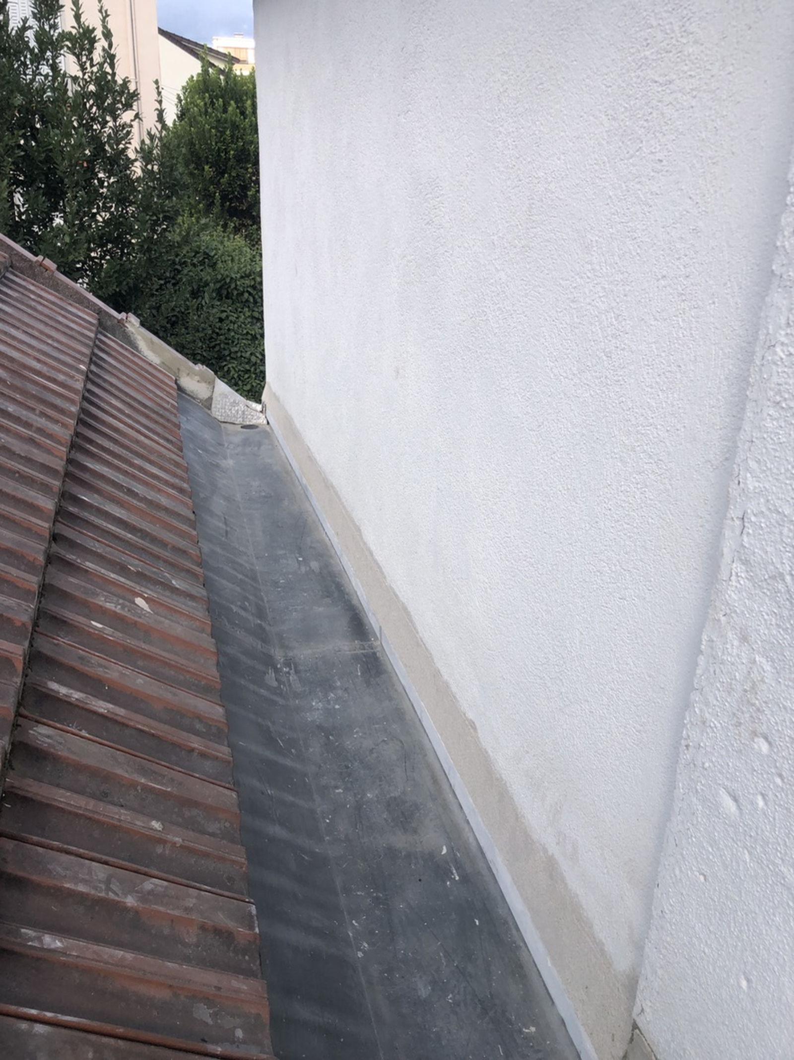 Quand l’eau trouve un passage, c’est souvent dans les détails qu’il faut chercher. 💧 à colombes