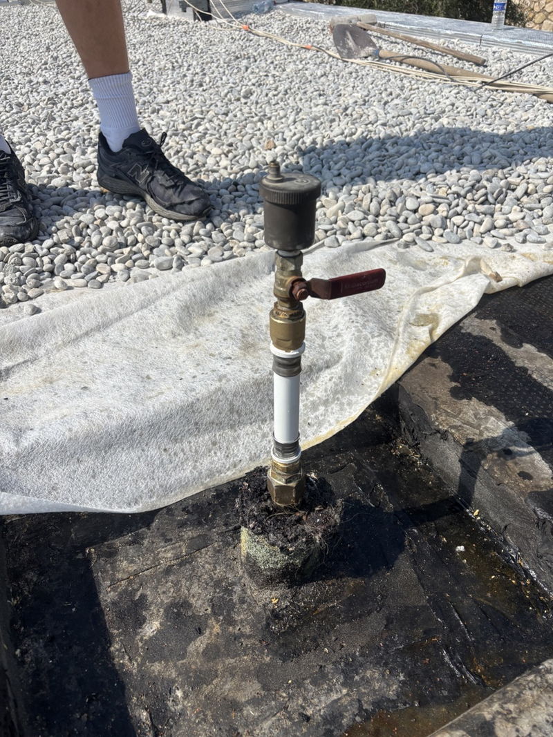 Avant / après : parfois, quelques raccords suffisent à remettre une installation sur de bonnes bases. 🔧 à villefranche sur mer