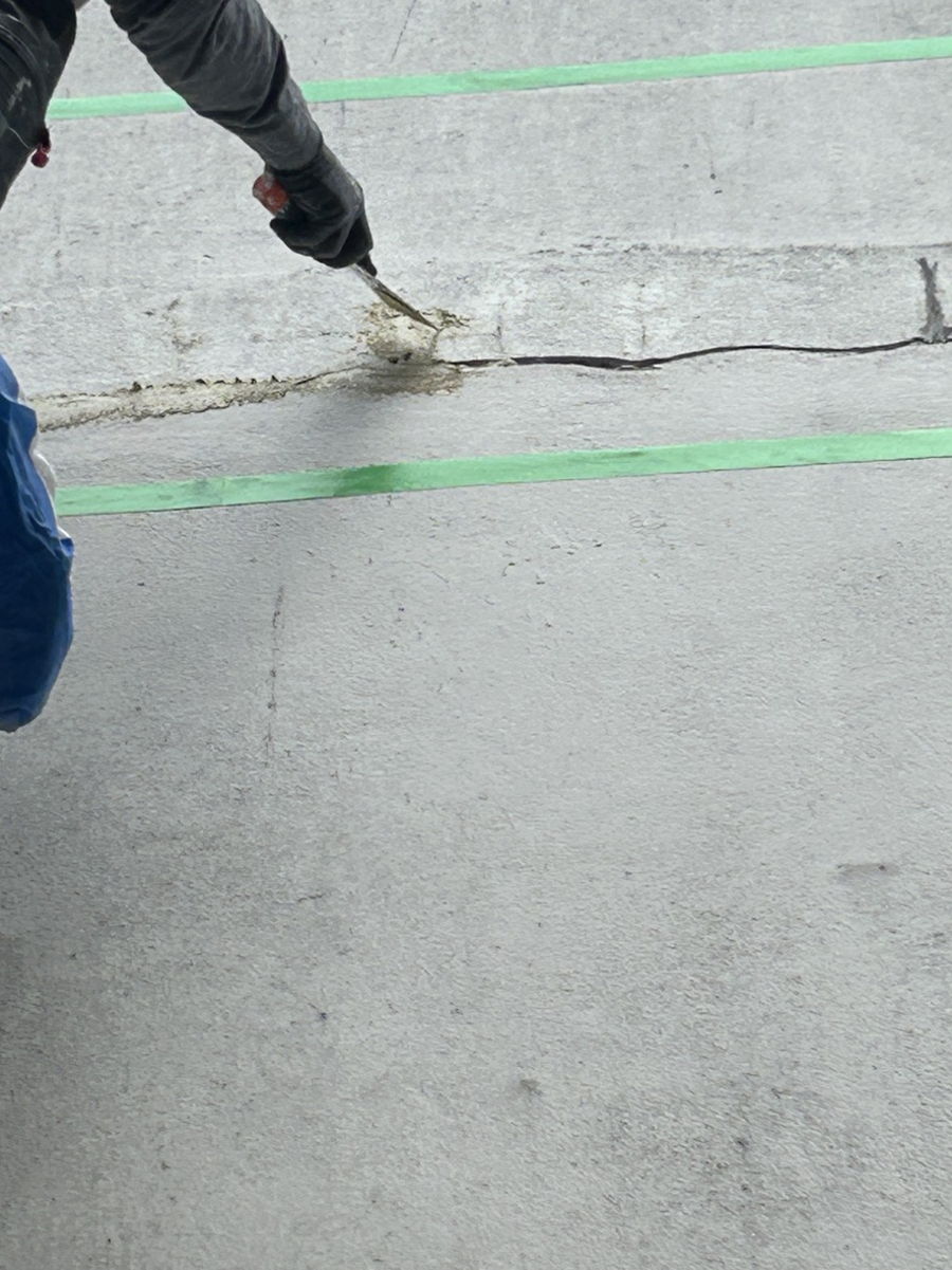 Une fissure en façade ne se traite pas simplement en la recouvrant. Il faut reprendre le support dans les règles. — photo 3