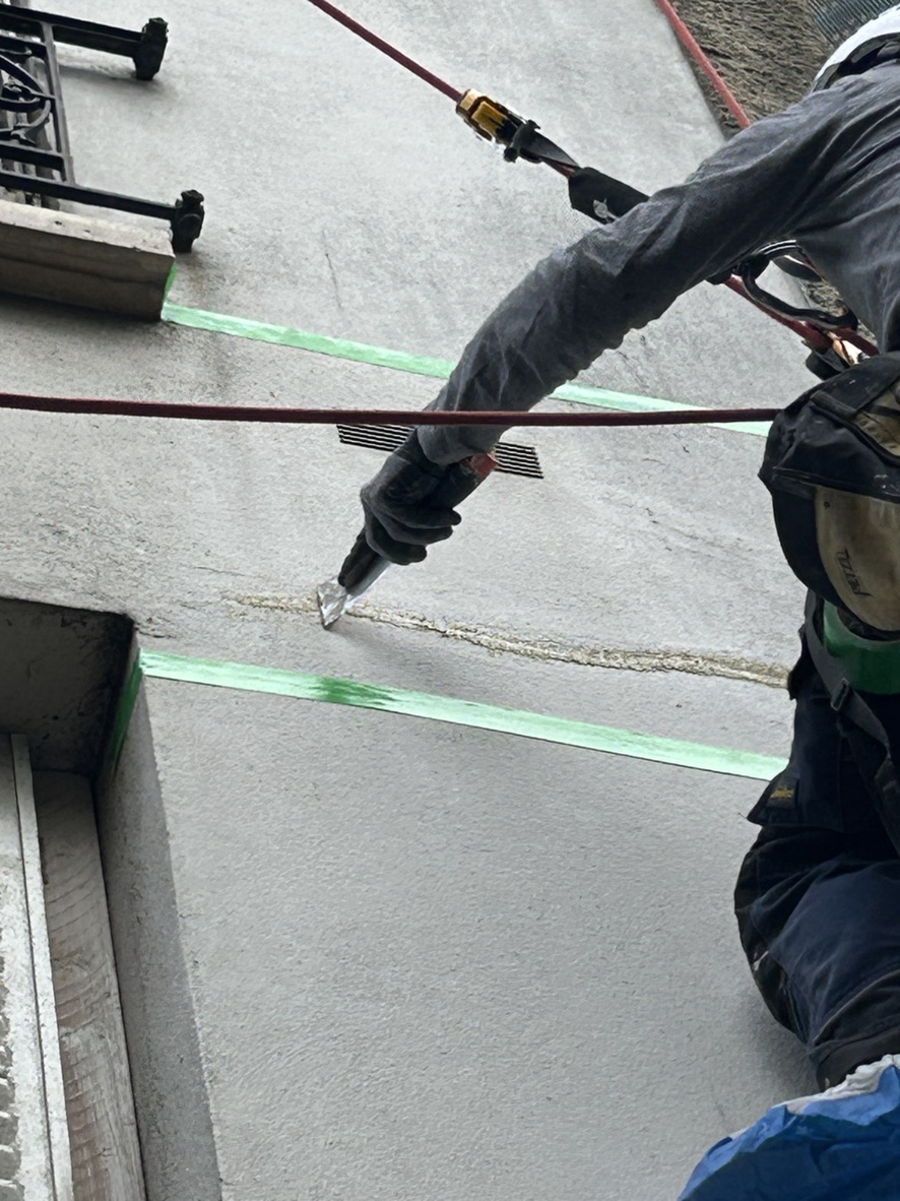 Une fissure en façade ne se traite pas simplement en la recouvrant. Il faut reprendre le support dans les règles. — photo 4
