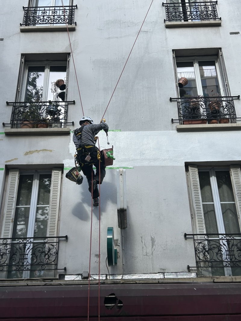 Une fissure en façade ne se traite pas simplement en la recouvrant. Il faut reprendre le support dans les règles. à paris