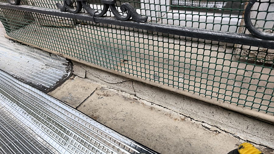 Une fissure en façade ne se traite pas simplement en la recouvrant. Il faut reprendre le support dans les règles. — photo 5