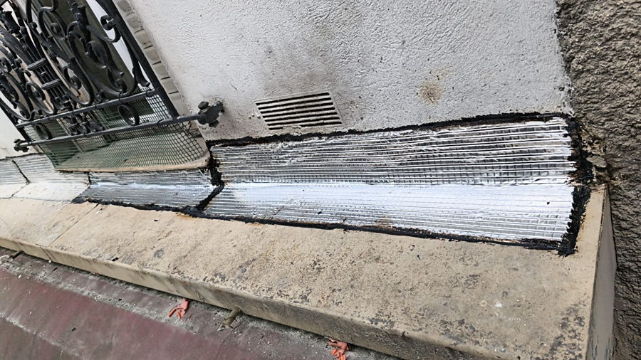 Une fissure en façade ne se traite pas simplement en la recouvrant. Il faut reprendre le support dans les règles. — photo 6