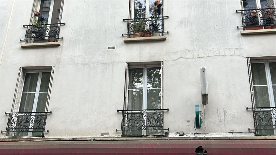 Une fissure en façade ne se traite pas simplement en la recouvrant. Il faut reprendre le support dans les règles. — photo 2
