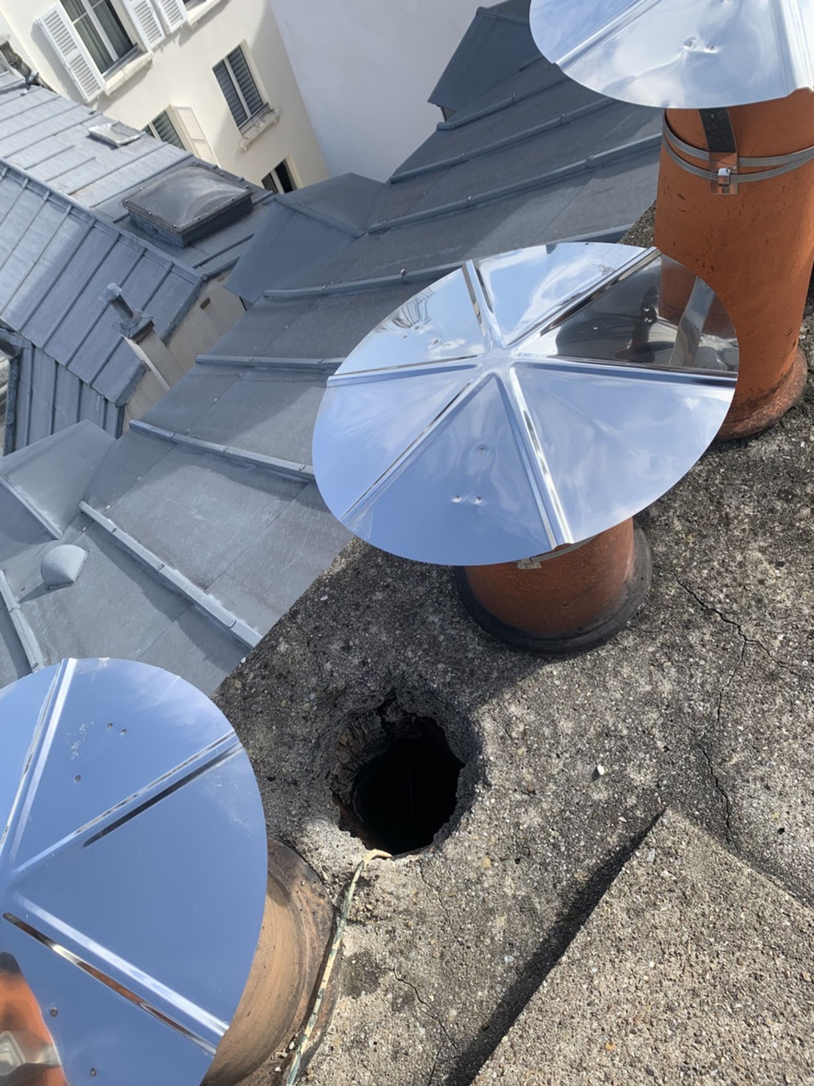 Pose de chapeaux d'aspiration en toiture à Paris