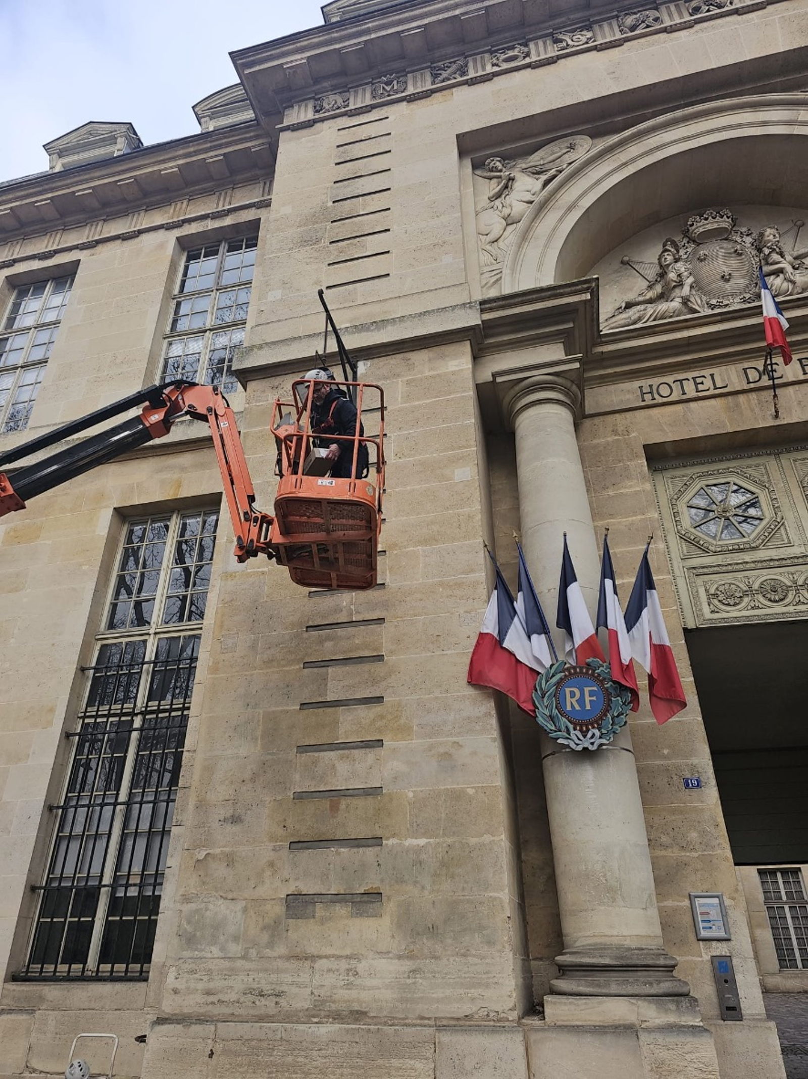 Remplacement des ampoules de la lanterne d’entrée du commissariat de Versailles à versailles