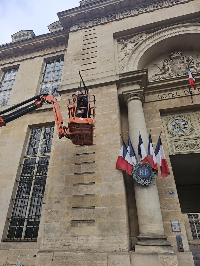 Remplacement des ampoules de la lanterne d’entrée du commissariat de Versailles à versailles
