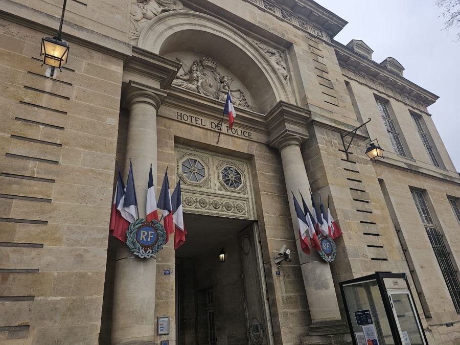 Remplacement des ampoules de la lanterne d’entrée du commissariat de Versailles — photo 2