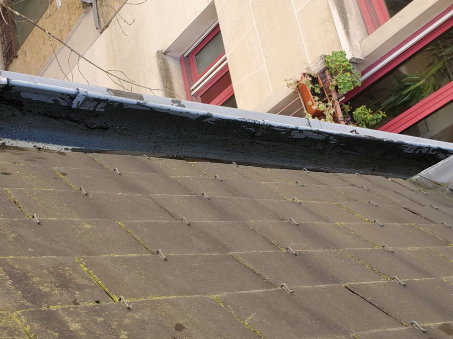 Couvreur-cordiste à l'œuvre sur une toiture en pente — photo 2