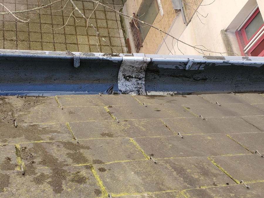 Couvreur-cordiste à l'œuvre sur une toiture en pente — photo 3