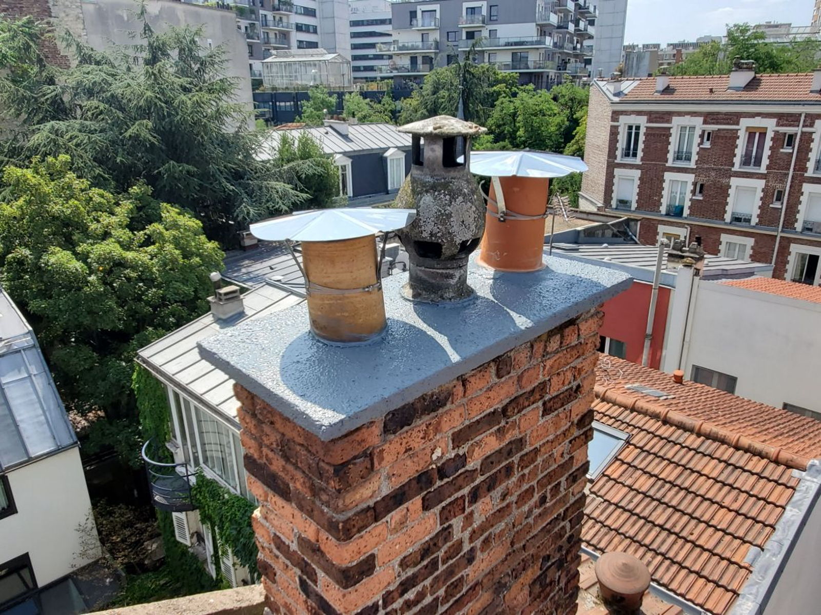 Solins en zinc autour d'une souche en brique à Paris